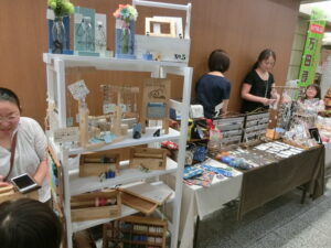 手作りアクセサリー・雑貨 お客さんも、どんな風に作られたのか、興味津々
